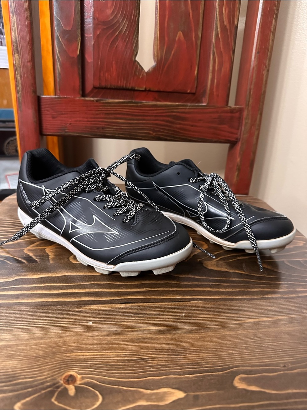 Mizuno boys Black baseball Cleats